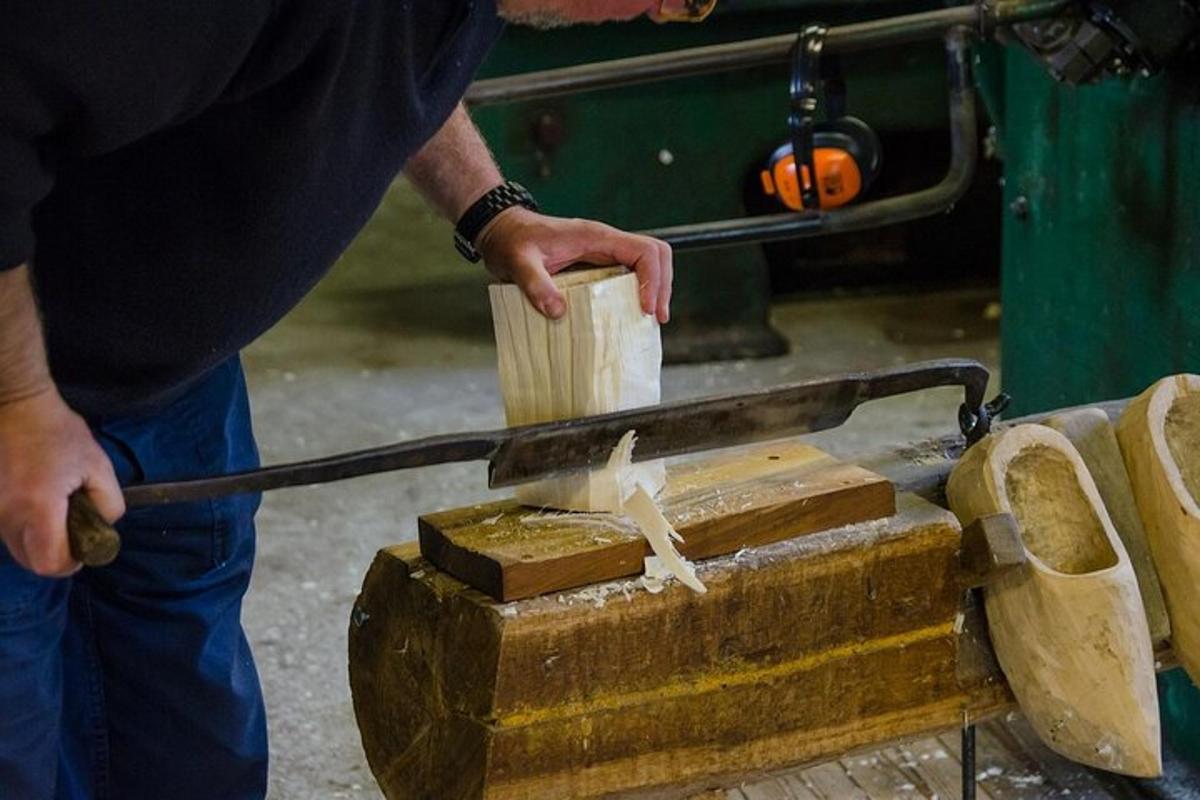 un hombre cortando un trozo de madera con un cuchillo