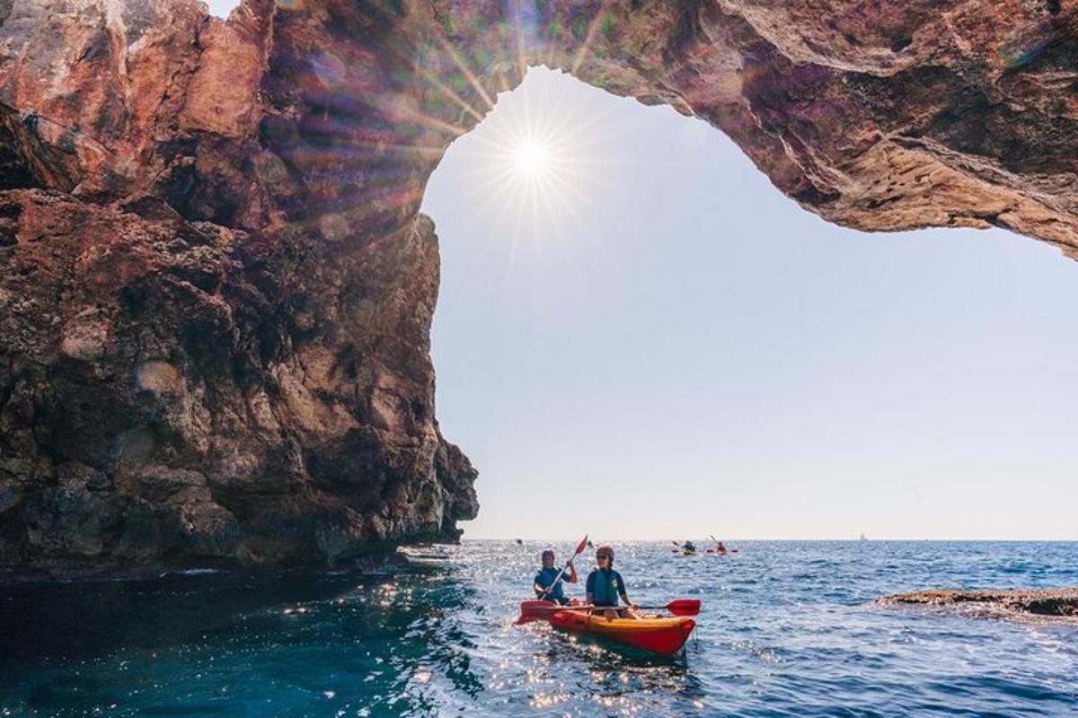 Cala Varques: Geführte Kajak-Expedition zu Meereshöhlen mit Schnorcheln