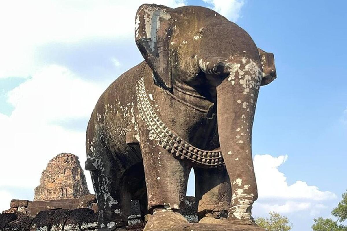 Una estatua de un elefante con una cadena.