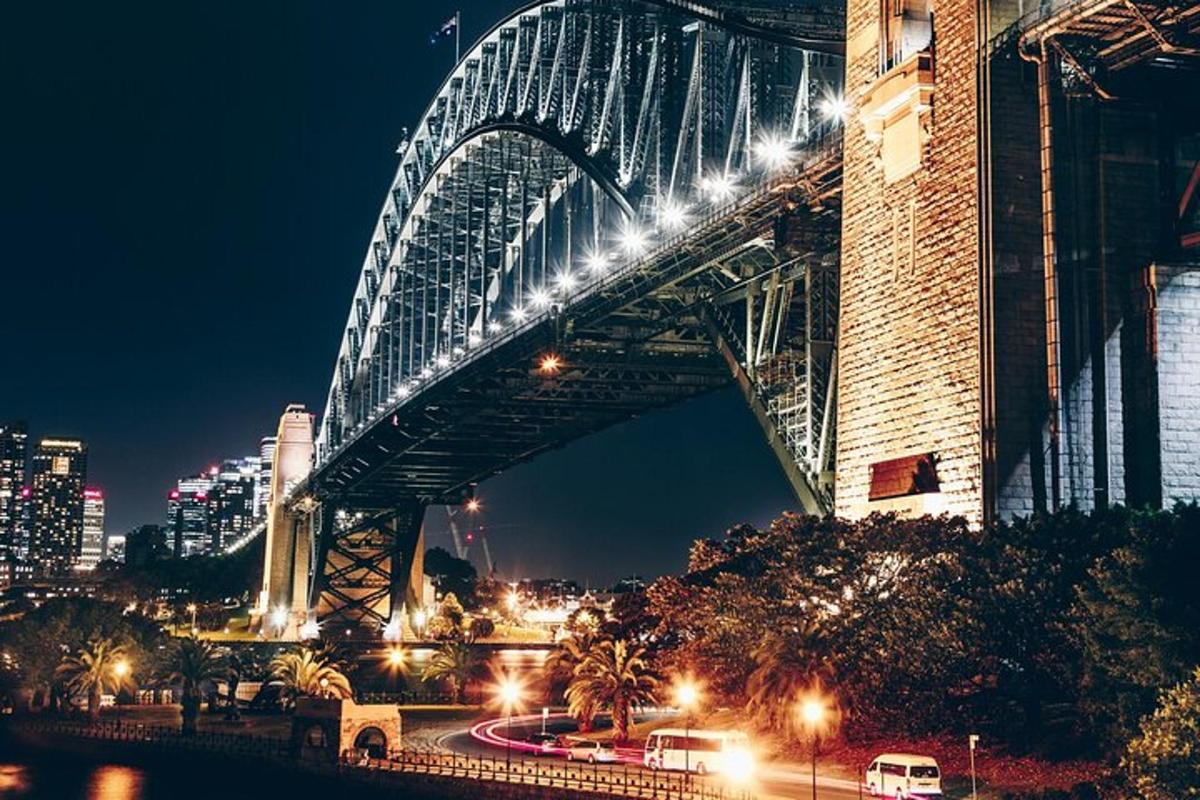 Un puente sobre una ciudad de noche con luces.