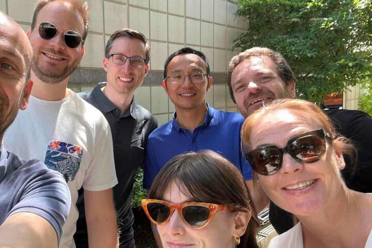 un grupo de personas posando para una foto