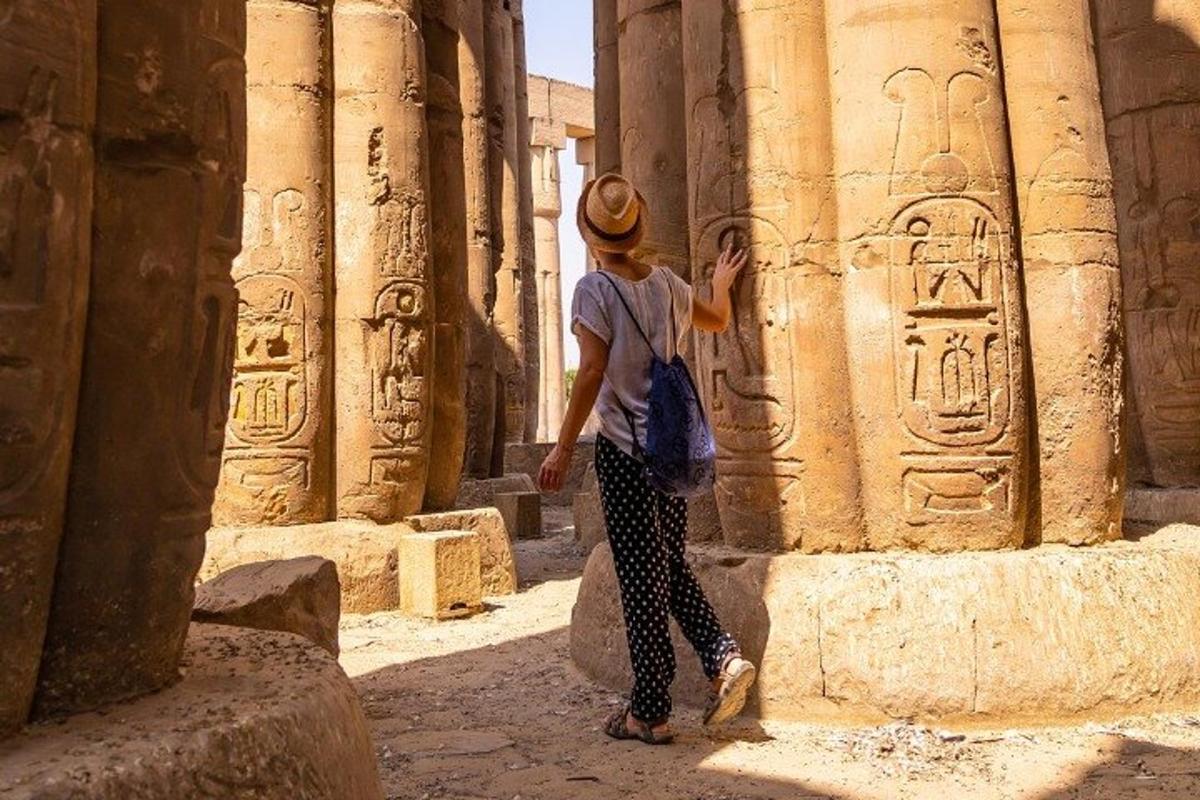 una dona dempeus als pilars d'un temple
