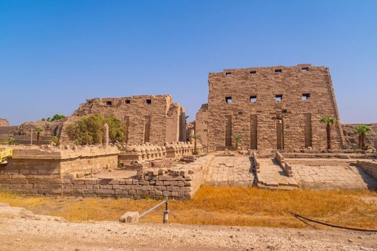 ruïnes antigues d'un edifici amb una piràmide