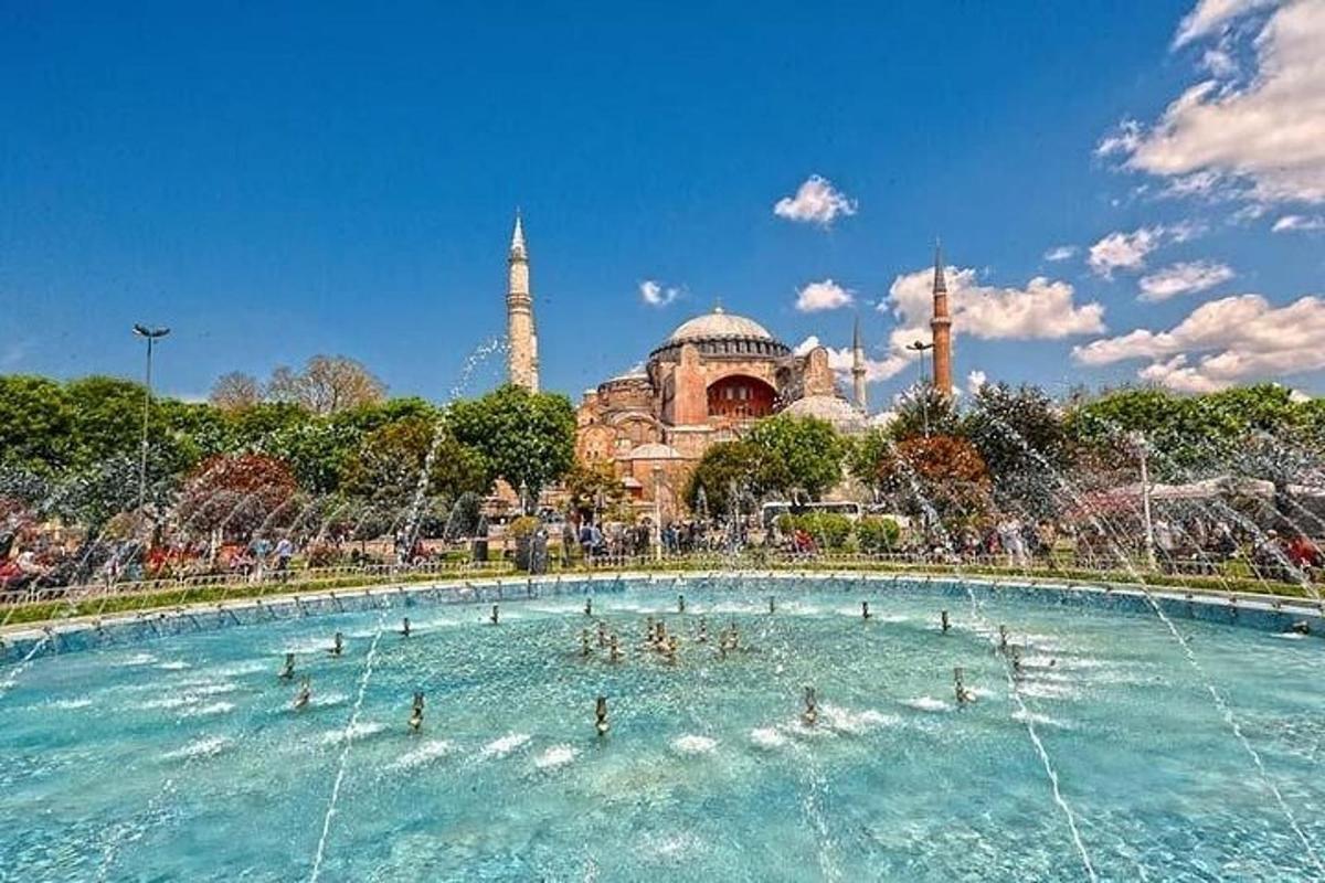 un groupe de personnes dans une piscine avec une fontaine