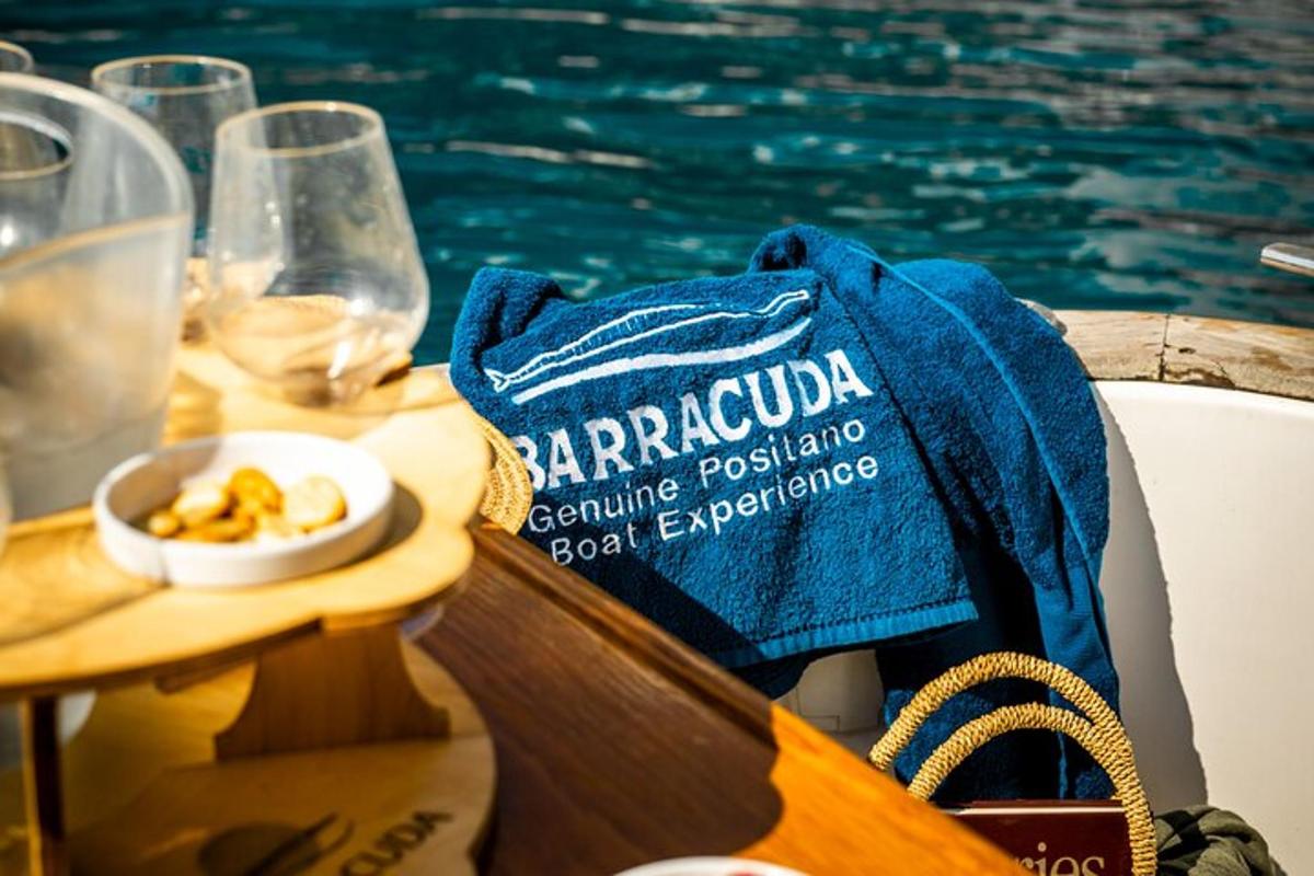 ein Tisch mit einer blauen Serviette auf einem Tisch neben dem Wasser