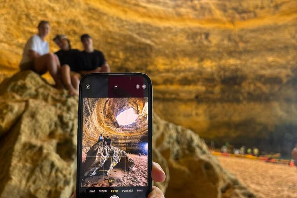 inimene, kes hoiab mobiiltelefoni ja pildistab laeva