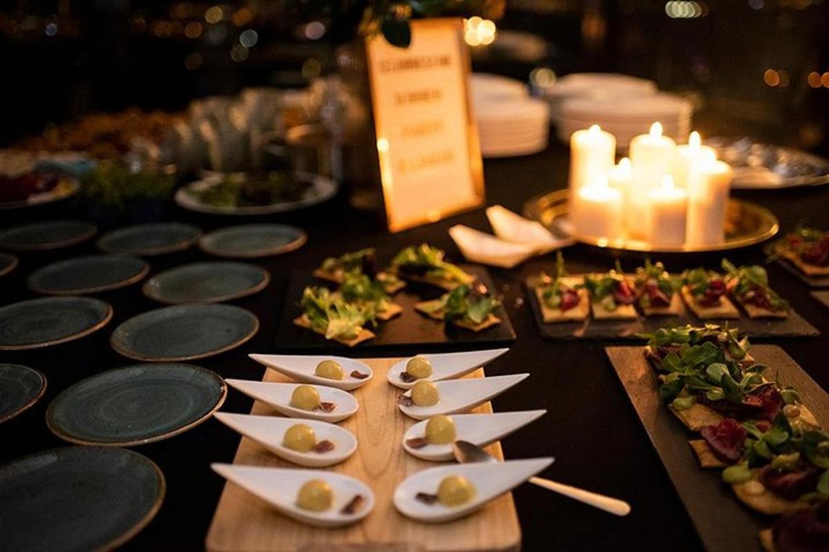 une table surmontée d'assiettes de nourriture et de bougies