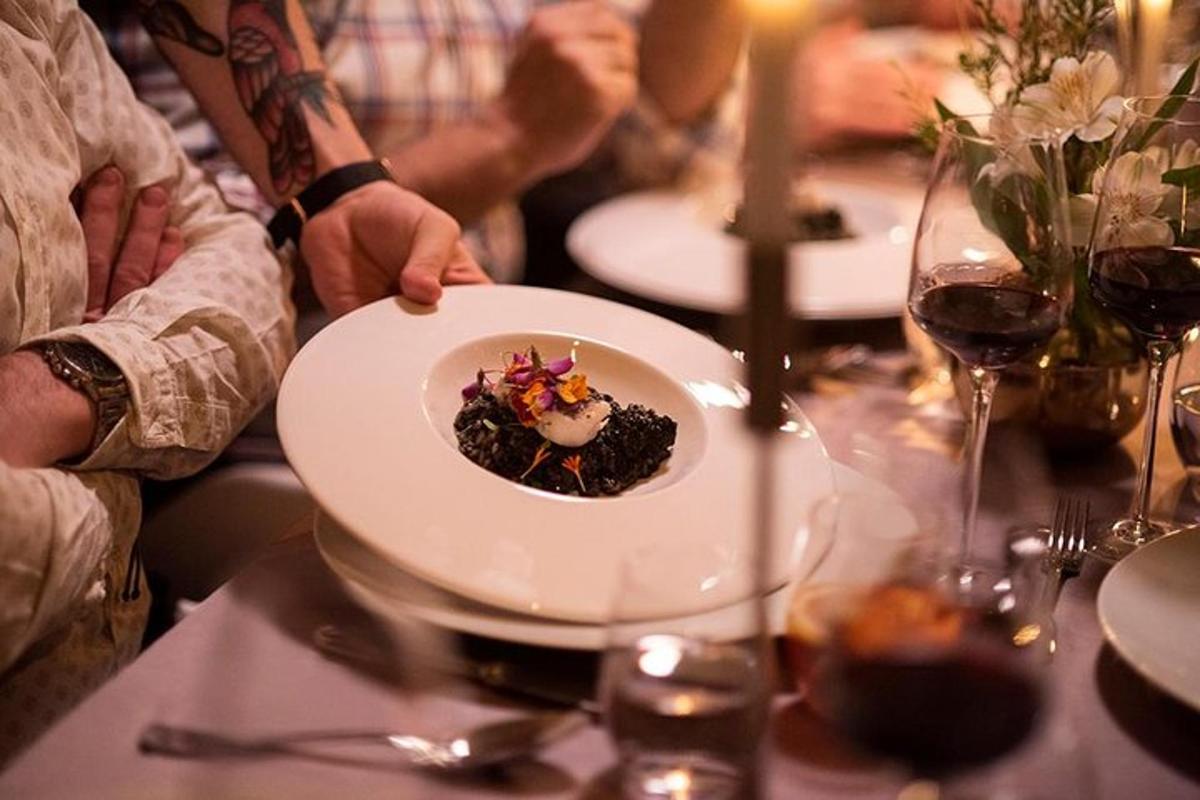 una persona que sostiene un plato de comida sobre una mesa