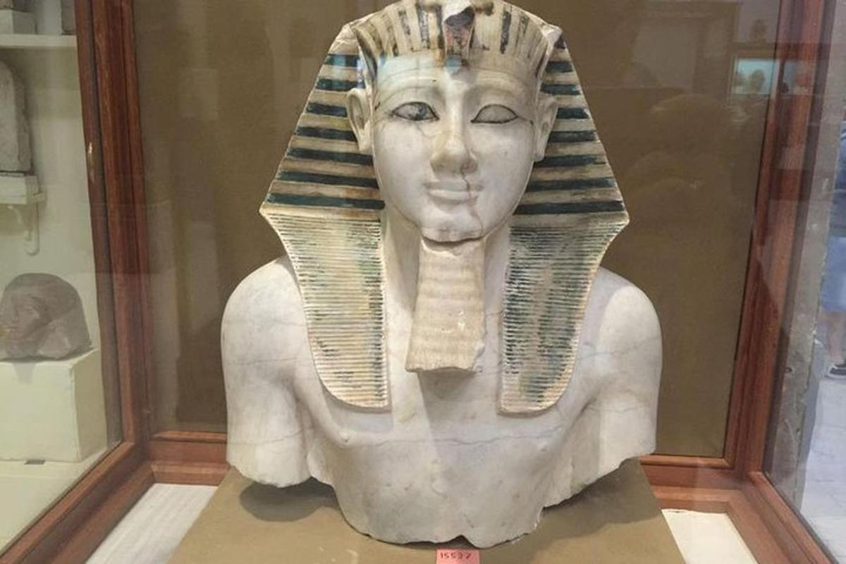 en statue i et utstillingsskap på et museum