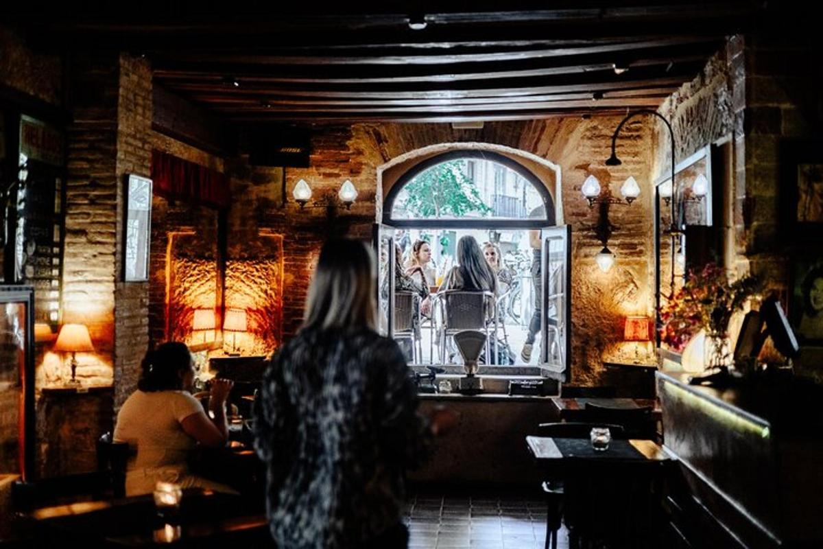 una donna che guarda fuori dalla finestra di un ristorante