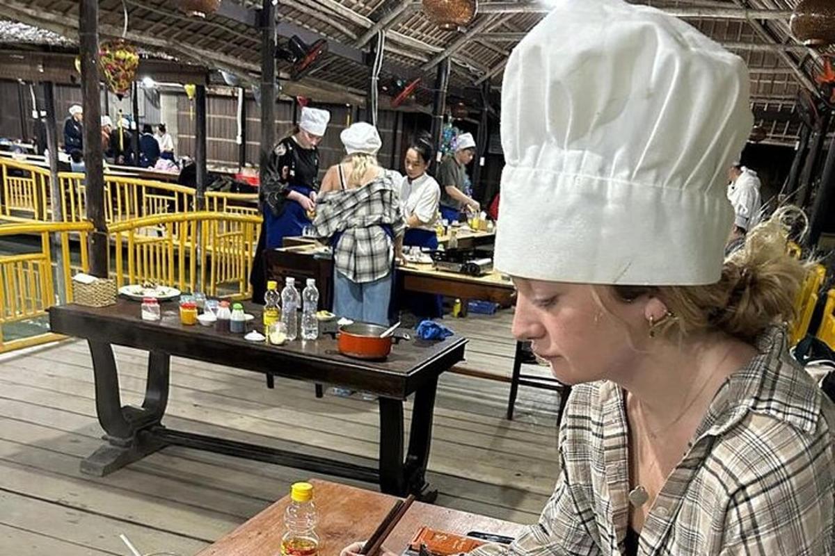 žena s kuchařskou čepicí v kuchyni