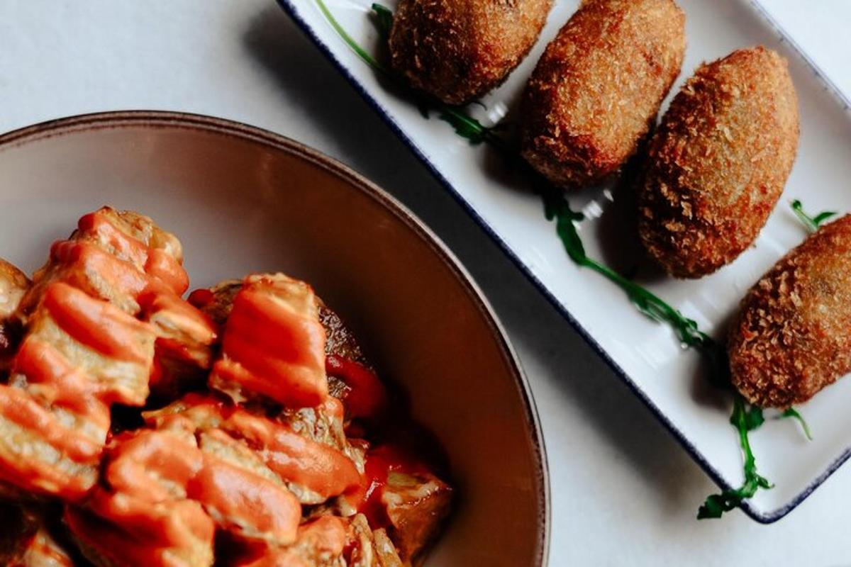 un piatto di cibo con polpette e ketchup