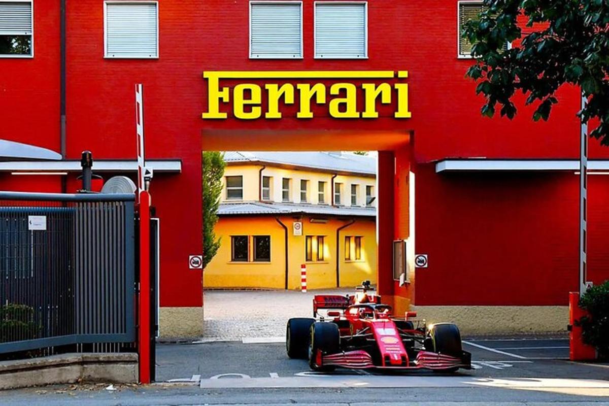 un'auto parcheggiata in un parcheggio di fronte a un edificio