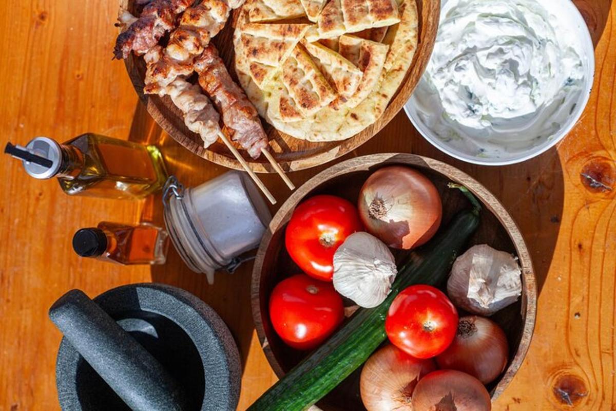 Una mesa cubierta con dos cestas de comida y verduras.