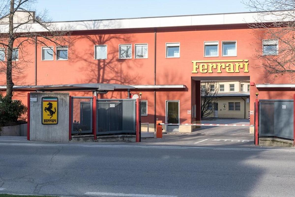 et busstoppested foran en rød bygning