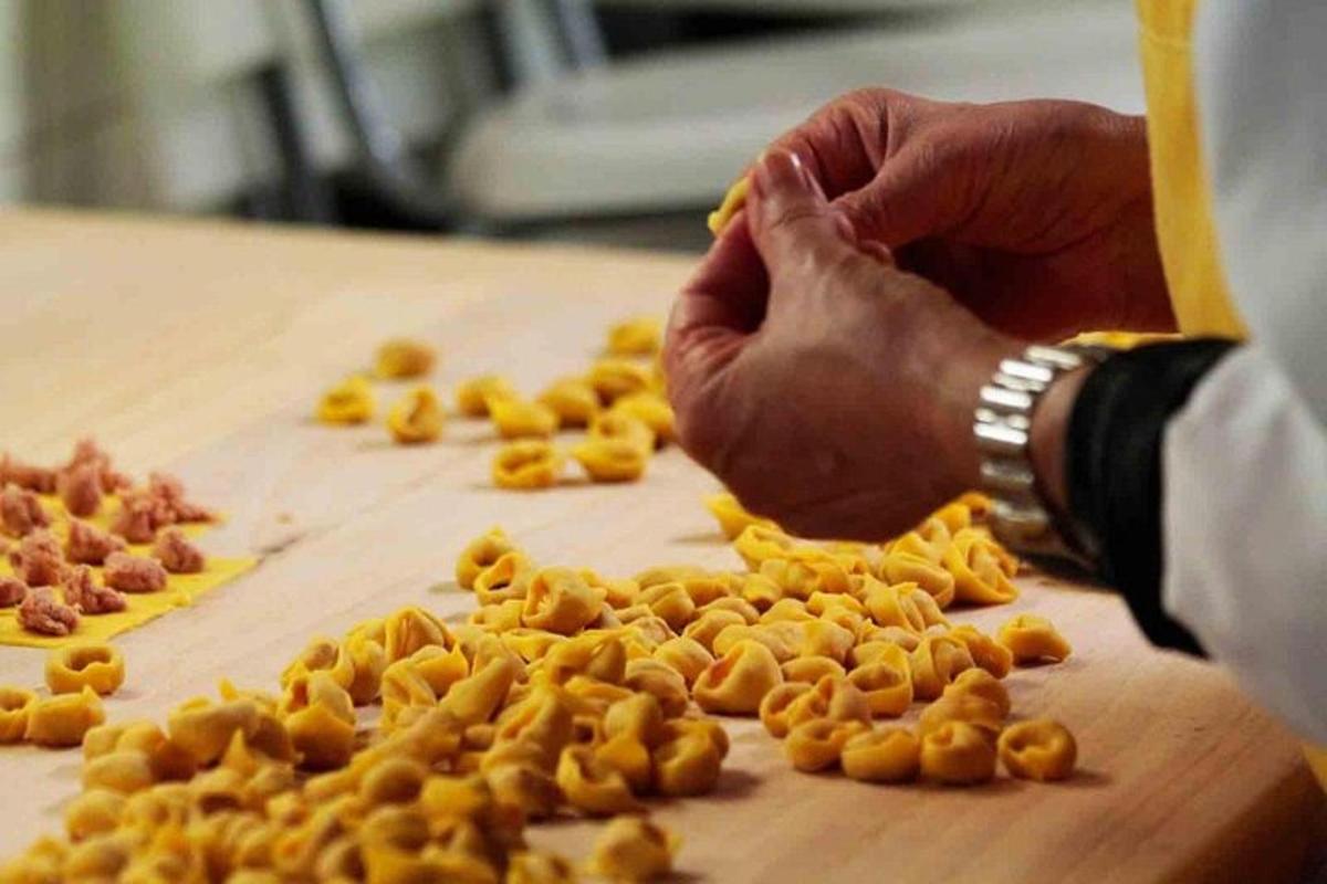una persona està preparant menjar en una taula de tallar