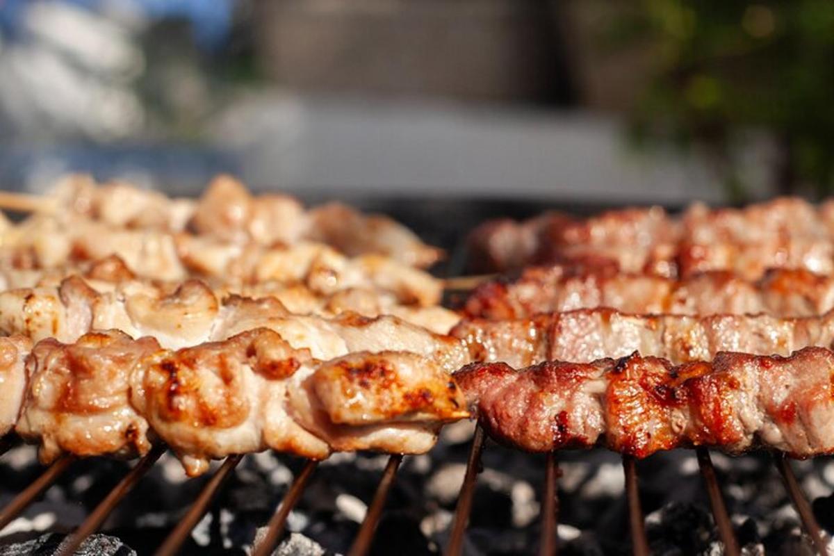 Un grupo de carnes cocinándose en una parrilla