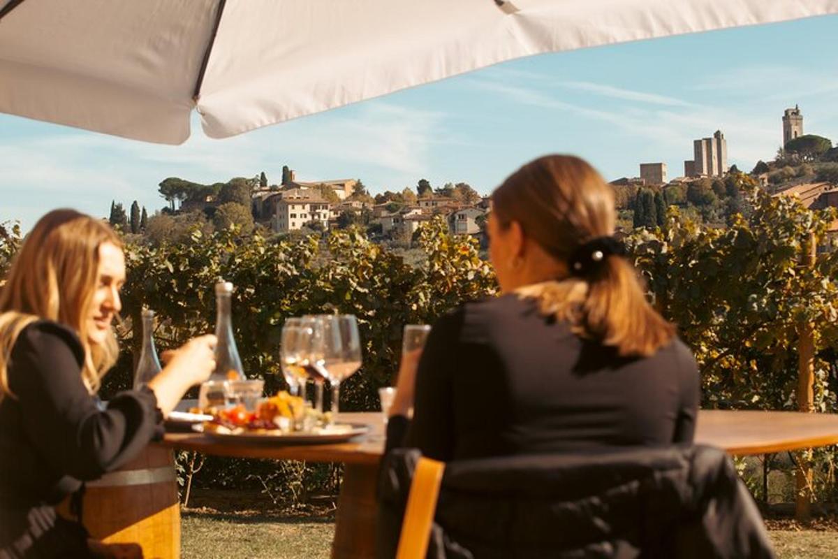 due donne sedute a un tavolo con bicchieri di vino