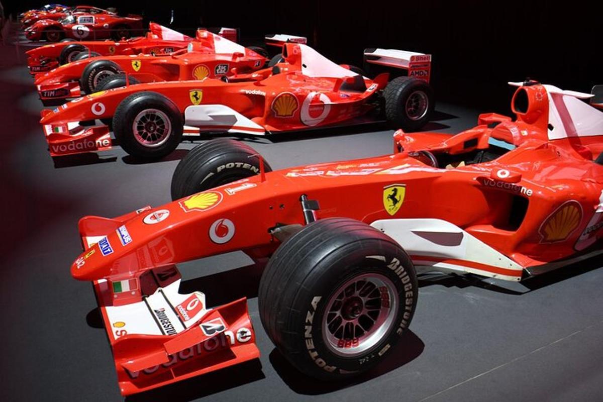 un gruppo di auto da corsa rosse in mostra