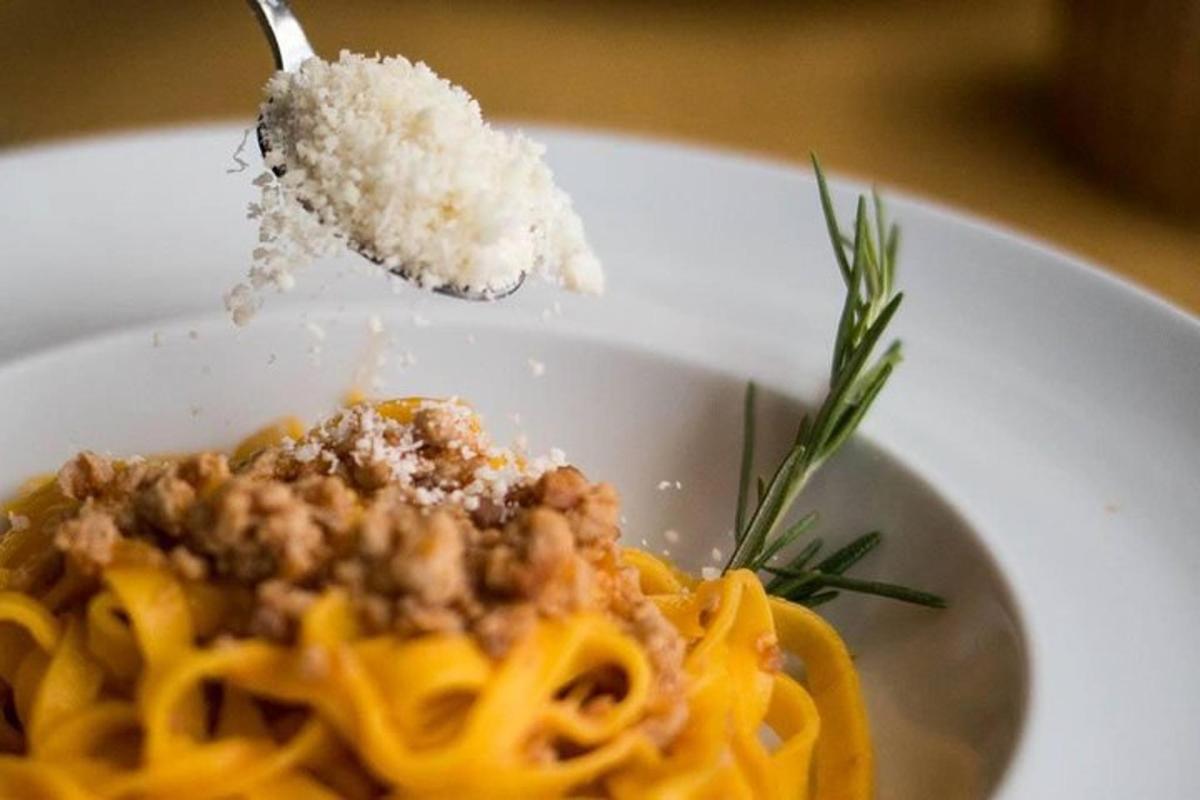un plat de menjar amb pasta i una forquilla