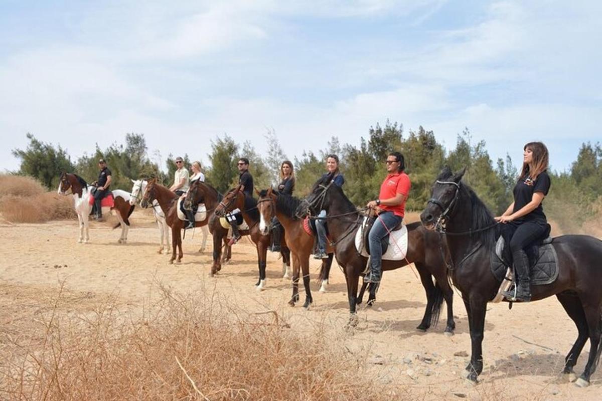 un gruppo di persone a cavallo su una strada sterrata