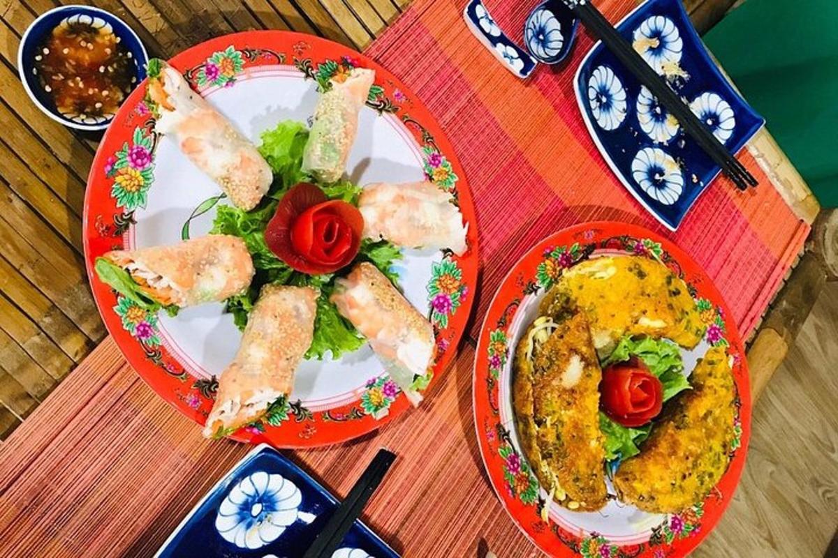 dos plats de menjar sobre una taula de fusta