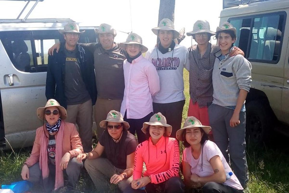 un gruppo di persone con cappelli che posano per una foto