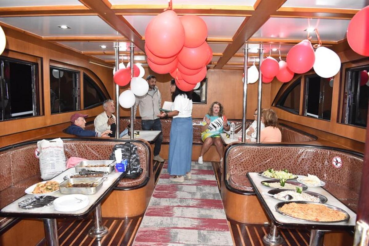 ruang makan dengan belon merah dan putih dan orang