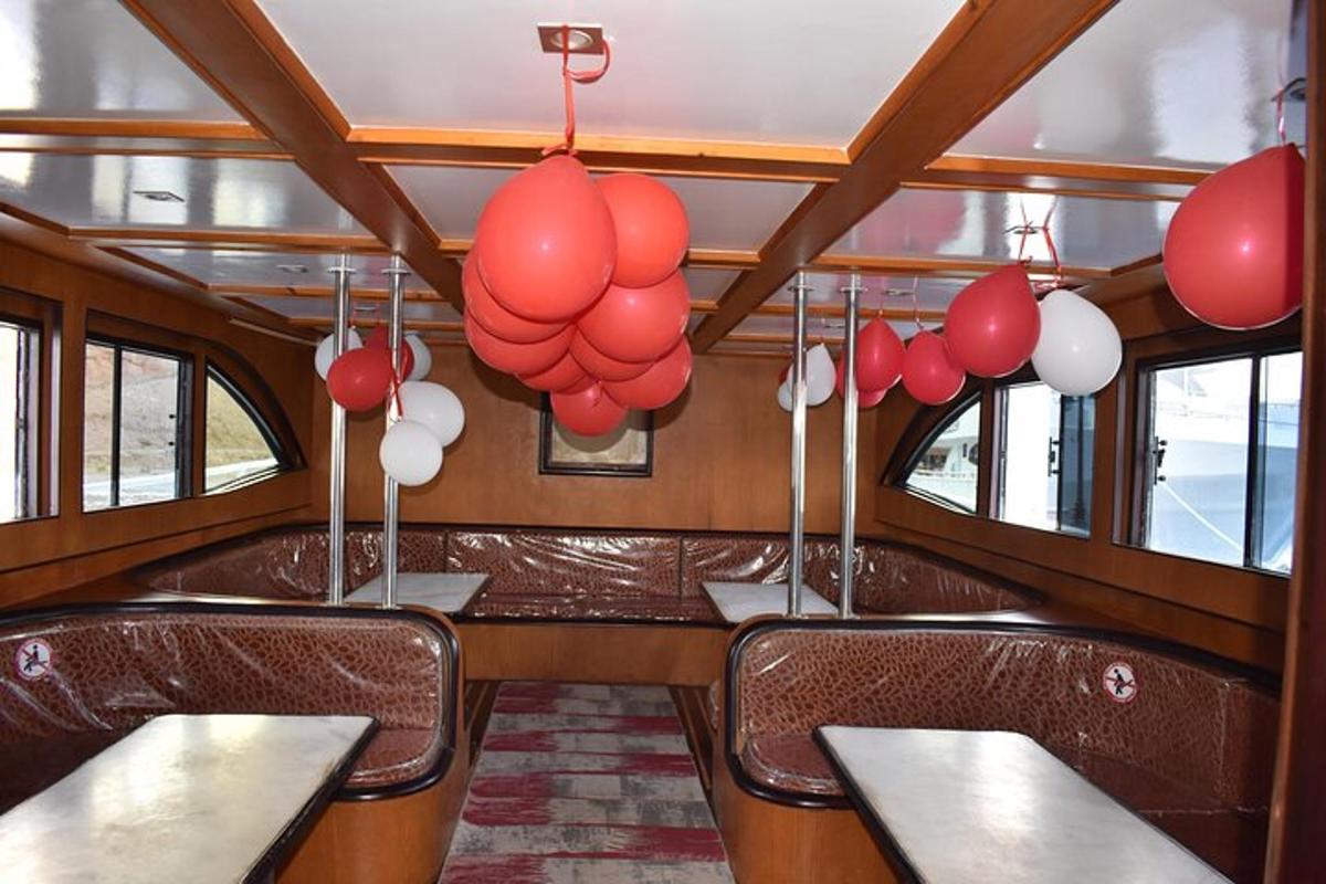 ruang makan dengan belon merah dan putih tergantung di siling