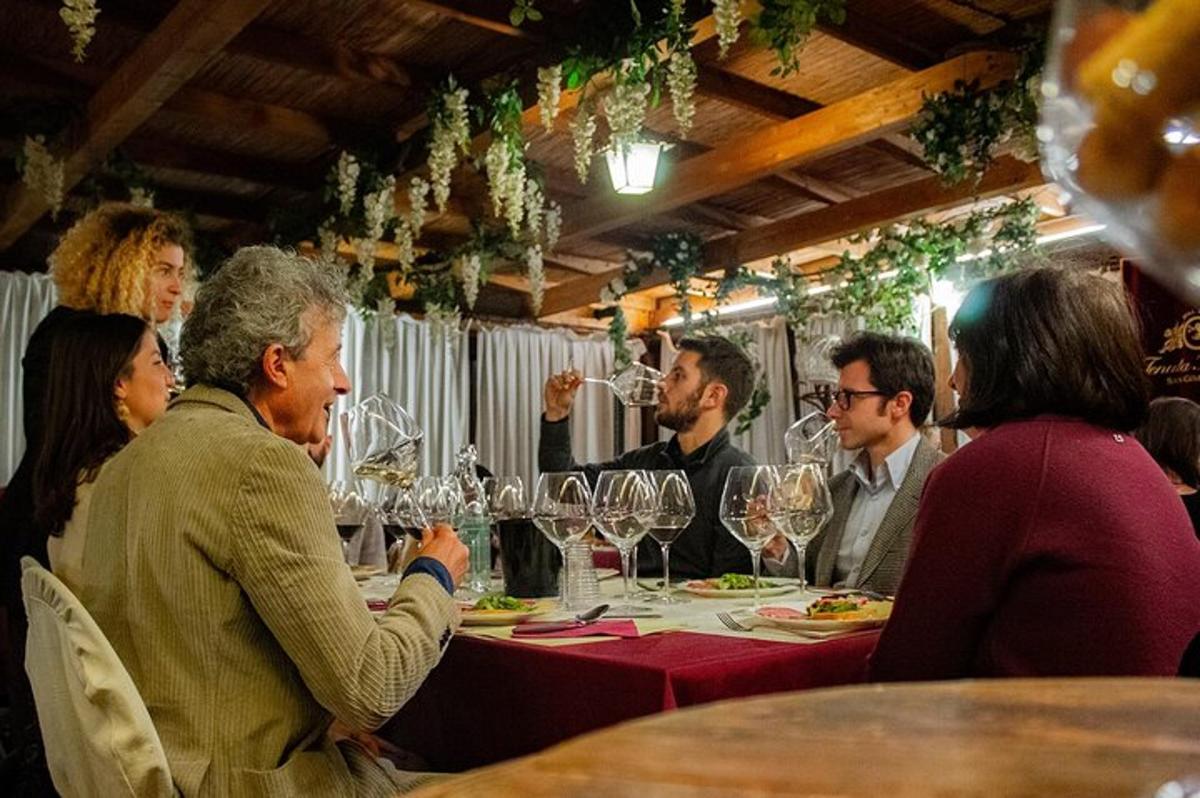 Un grupo de personas sentadas alrededor de una mesa con copas de vino.