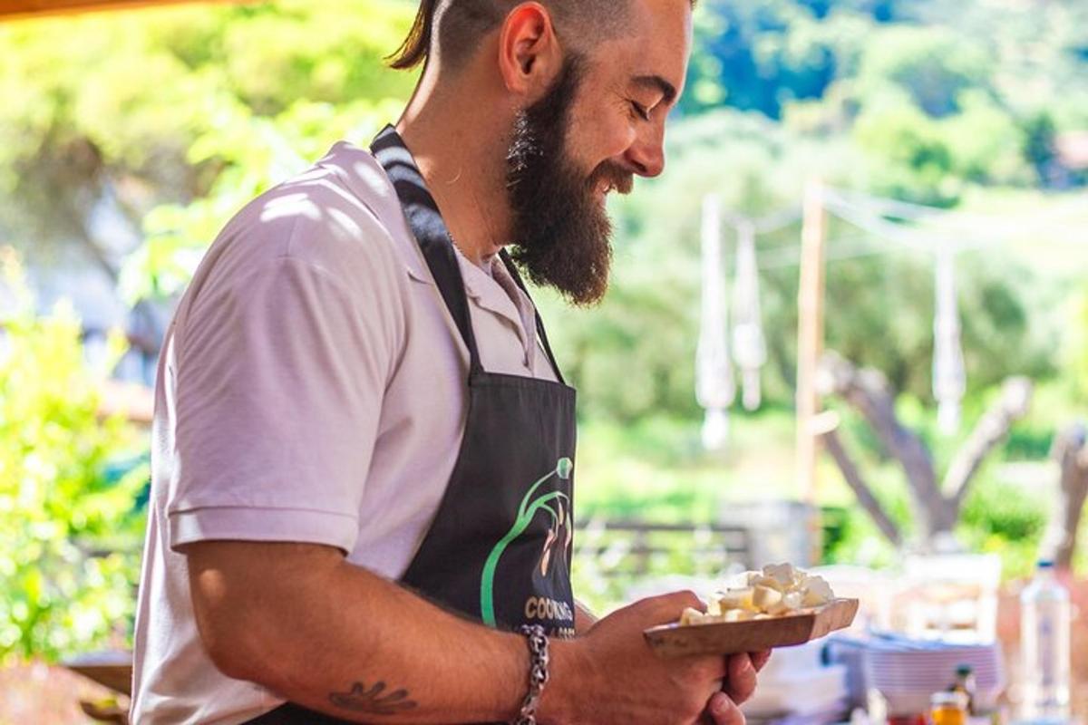 un home amb barba que sosté un plat de menjar