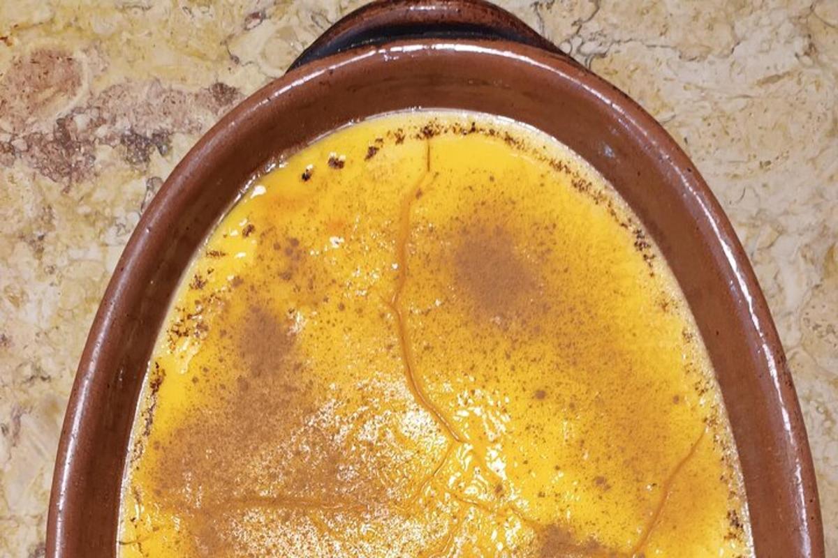 ένα τηγάνι γεμάτο με κίτρινο υγρό σε ένα τραπέζι