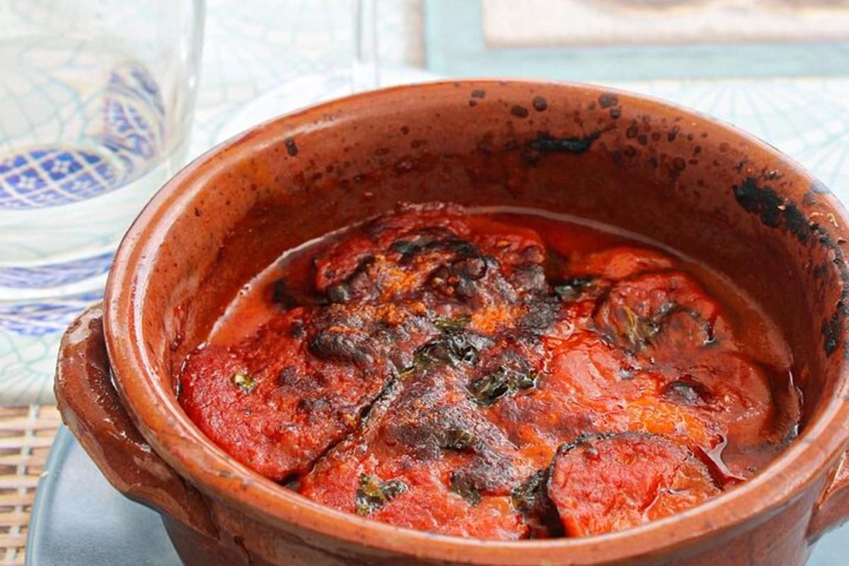 uma panela de macarrão com molho de tomate e vegetais