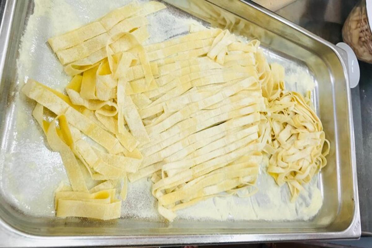 uma bandeja de comida com batatas fritas e queijo