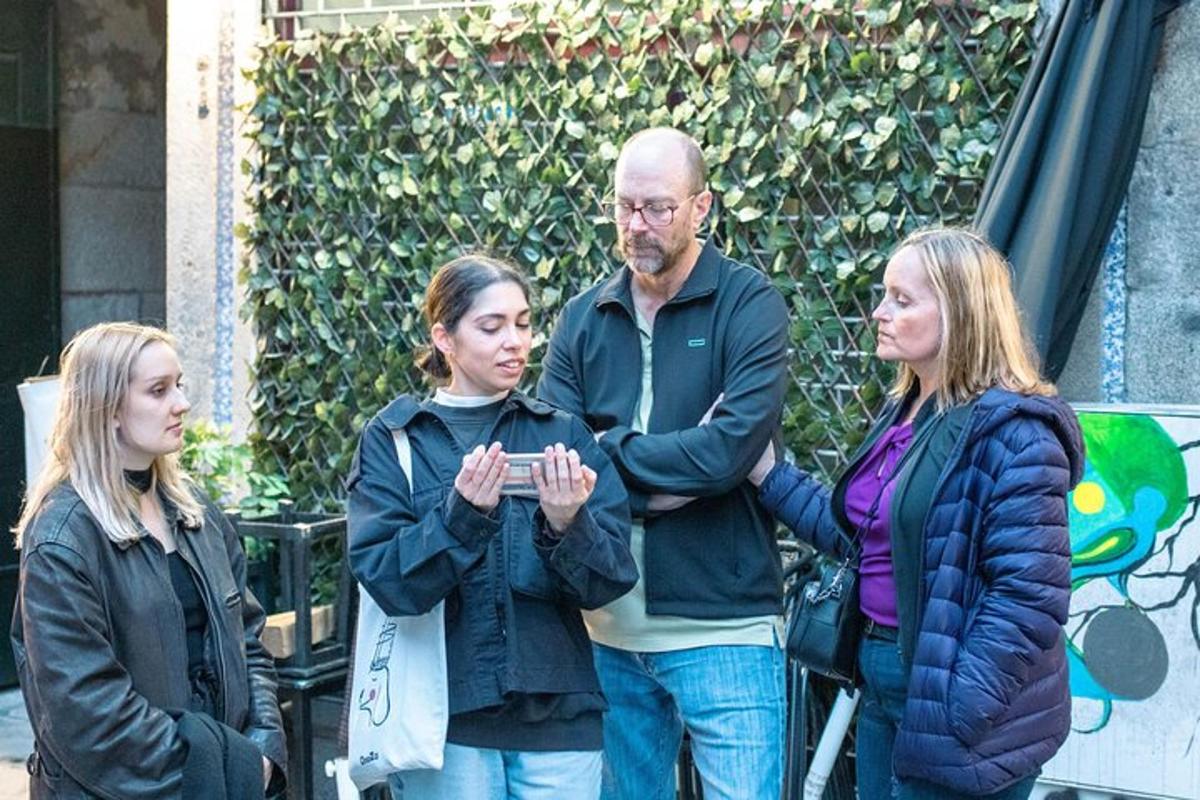 un gruppo di tre persone in piedi accanto a un uomo