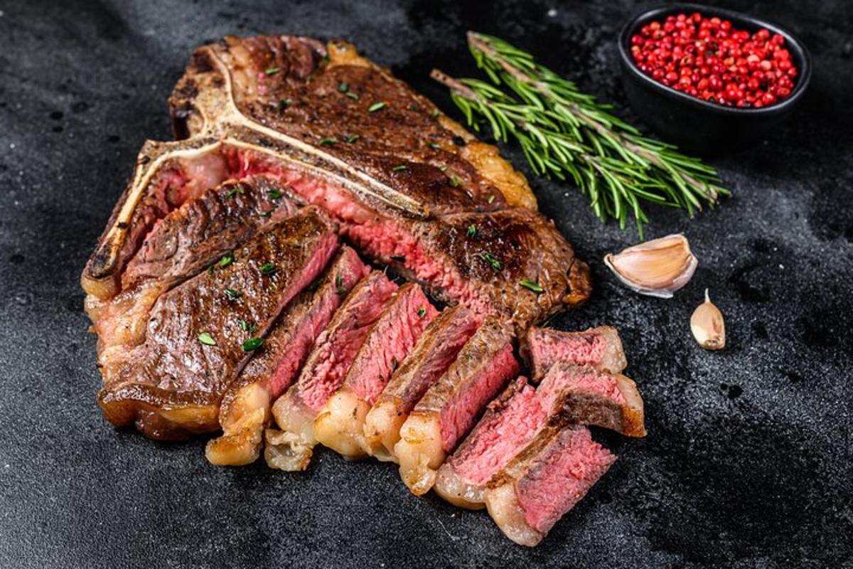 Un trozo de filete sobre una mesa con un montón de carne.