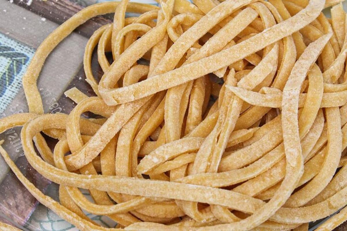 uma pilha de macarrão em uma tigela sobre uma mesa