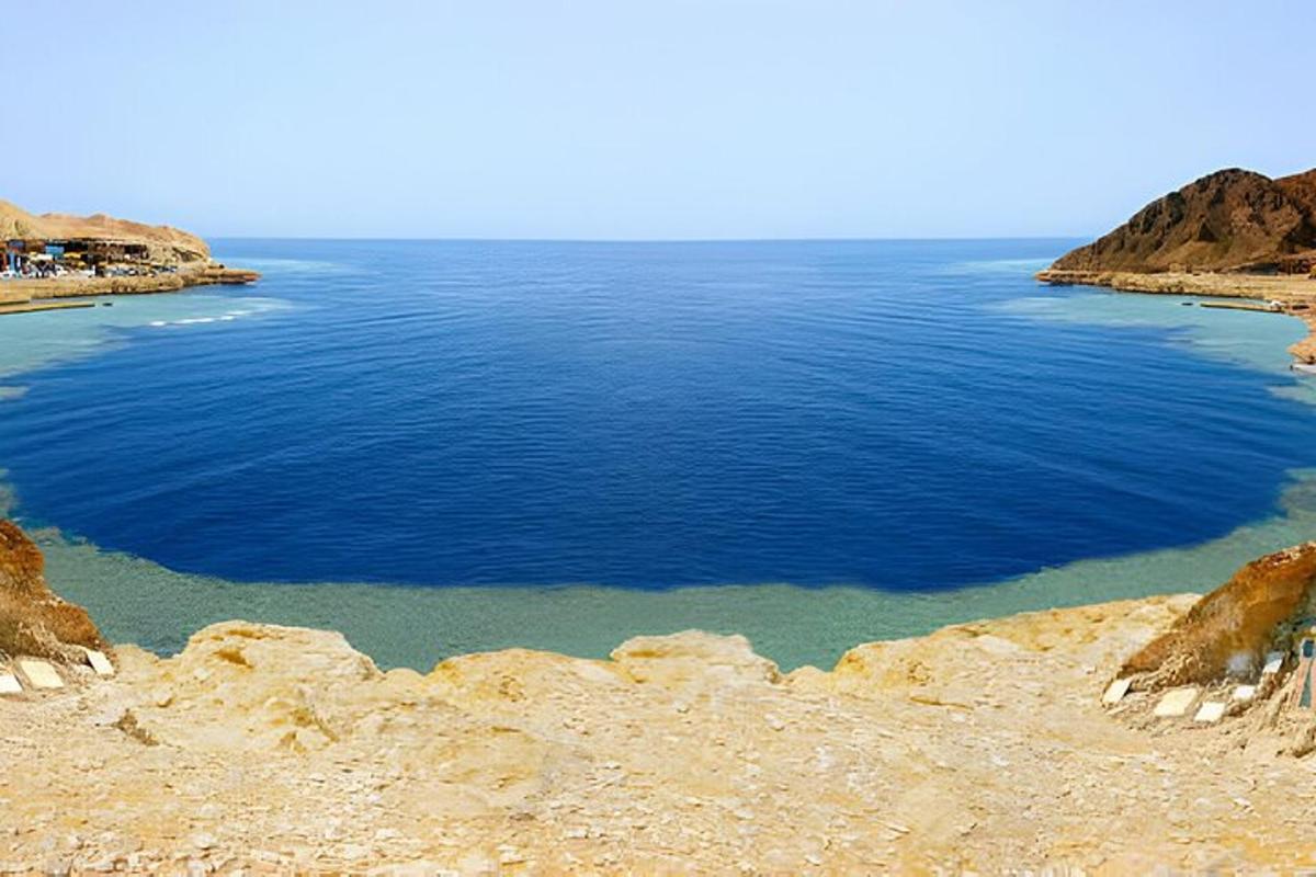velká vodní hladina uprostřed oceánu