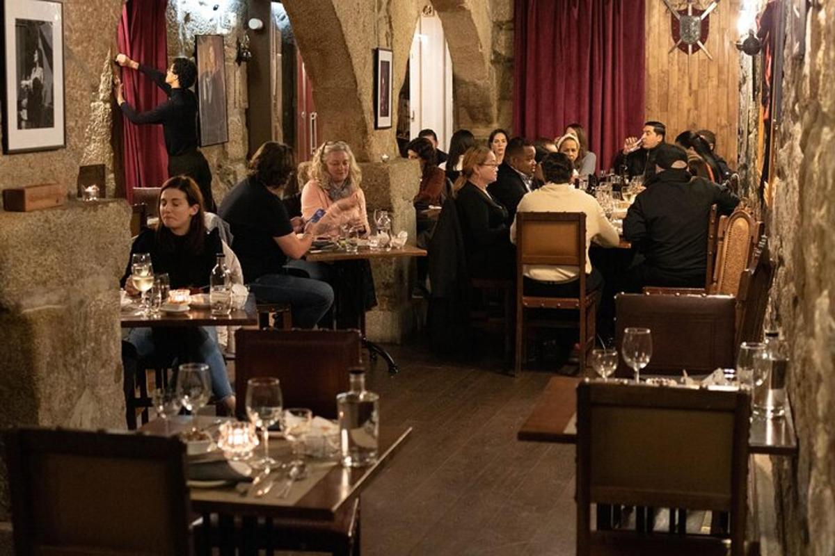 un gruppo di persone sedute ai tavoli di un ristorante