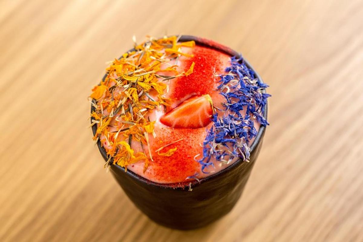 Una bebida con fruta encima de una mesa.