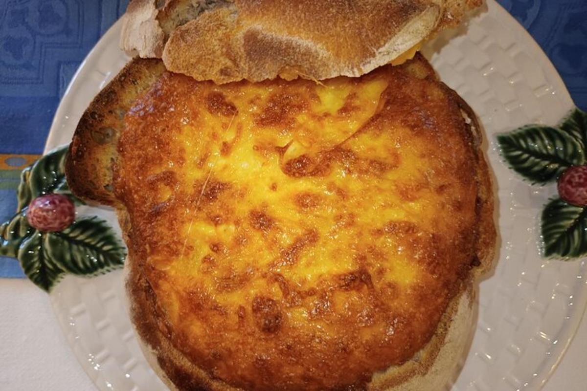 um prato branco com uma torta com um sanduíche
