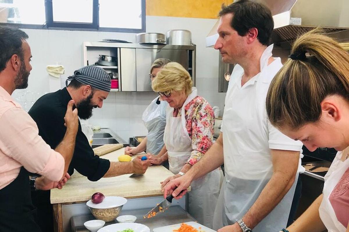 um grupo de pessoas em uma cozinha preparando comida