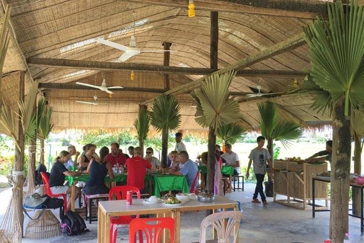 sekumpulan orang duduk di meja di astaka