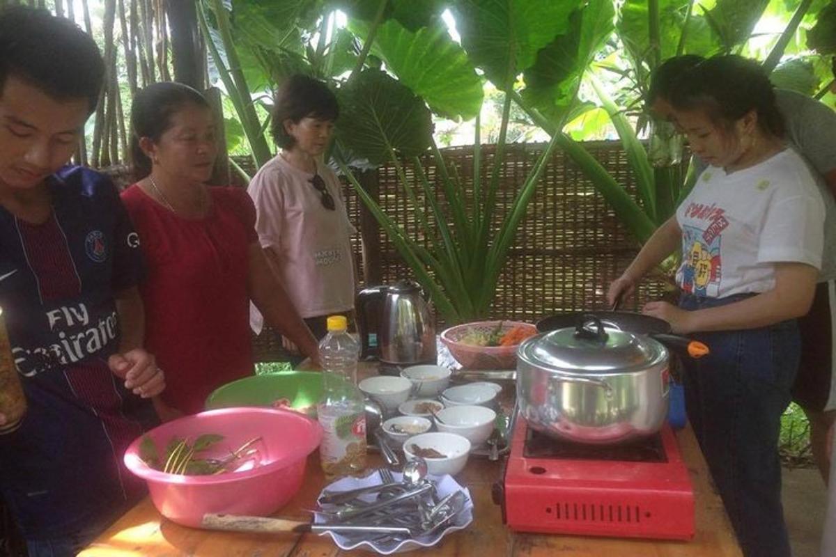 sekumpulan orang berdiri di sekeliling meja dengan pengadun