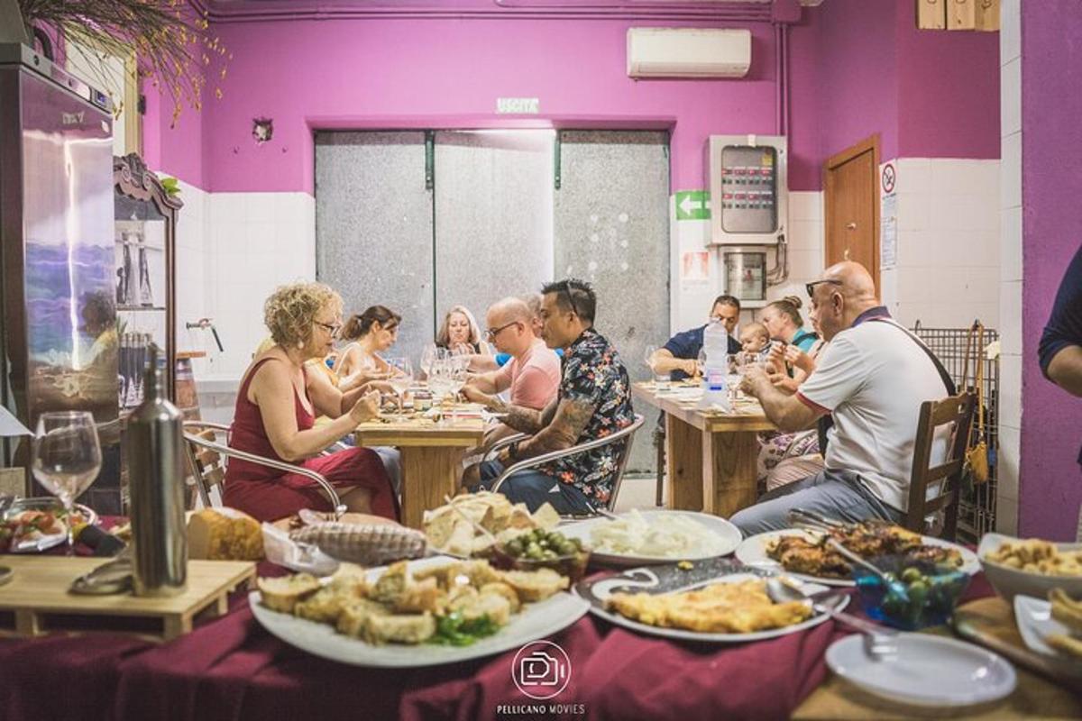 sekumpulan orang duduk di meja makan makanan
