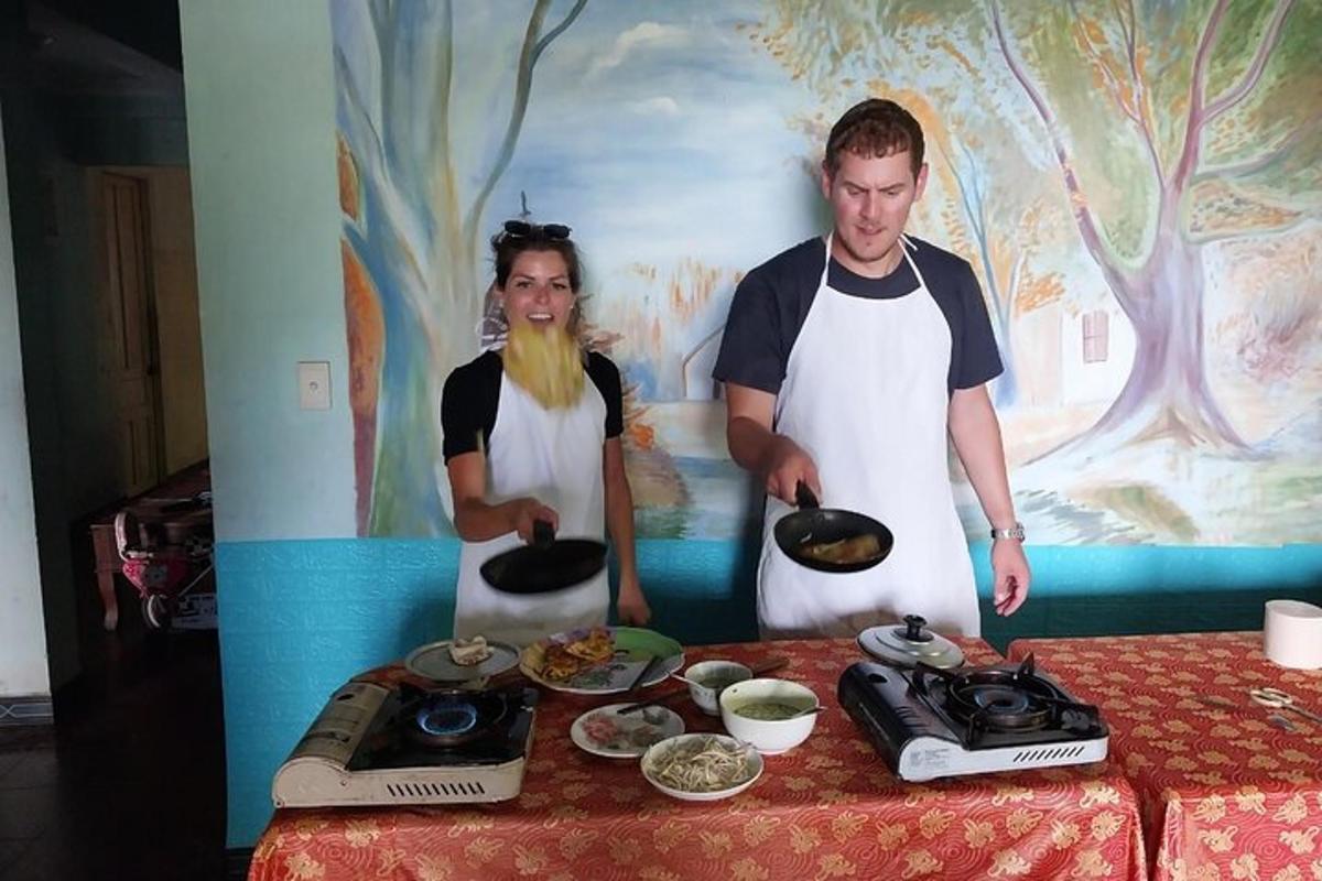 moški in ženska stojita poleg mize s hrano