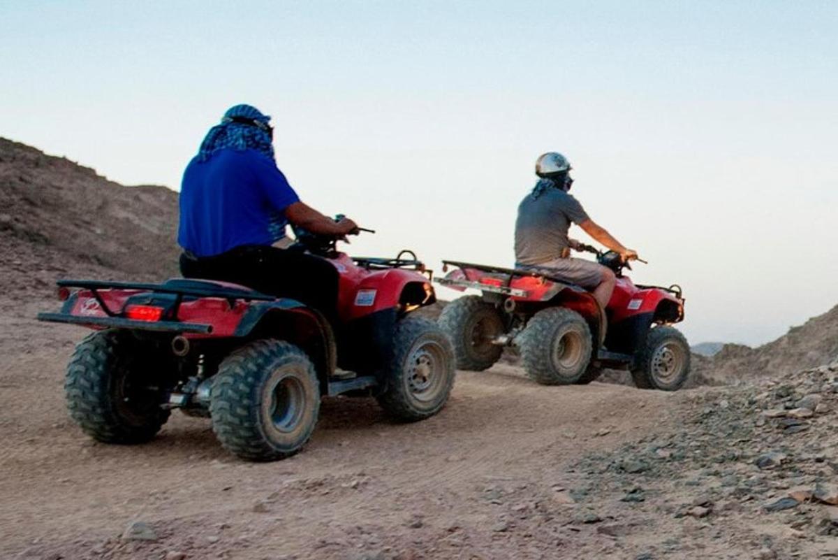 Δύο άτομα οδηγούν ATV σε χωματόδρομο
