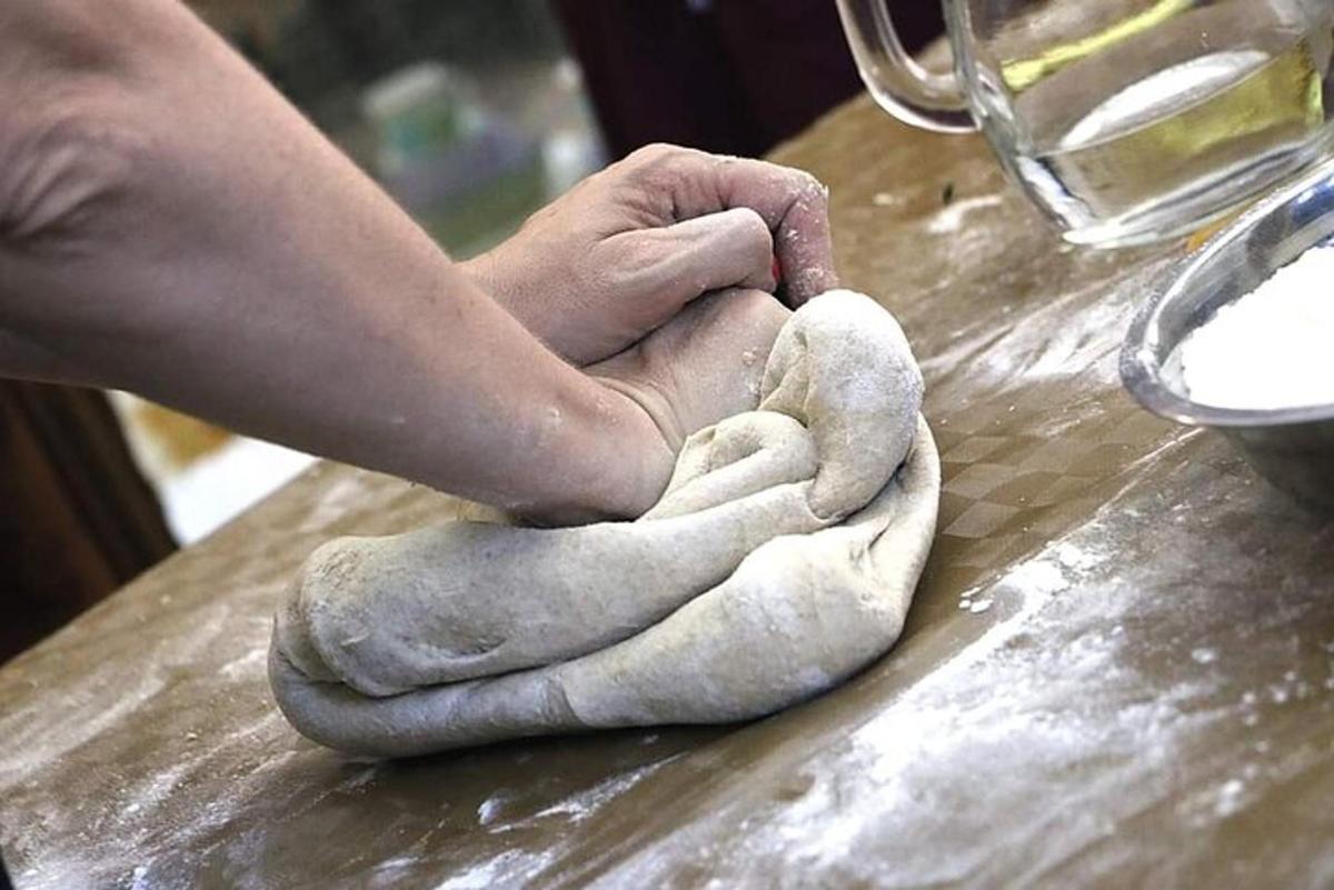 una persona che impasta un impasto su un tavolo