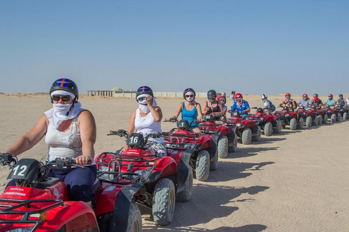 sekumpulan orang menunggang atv di pantai