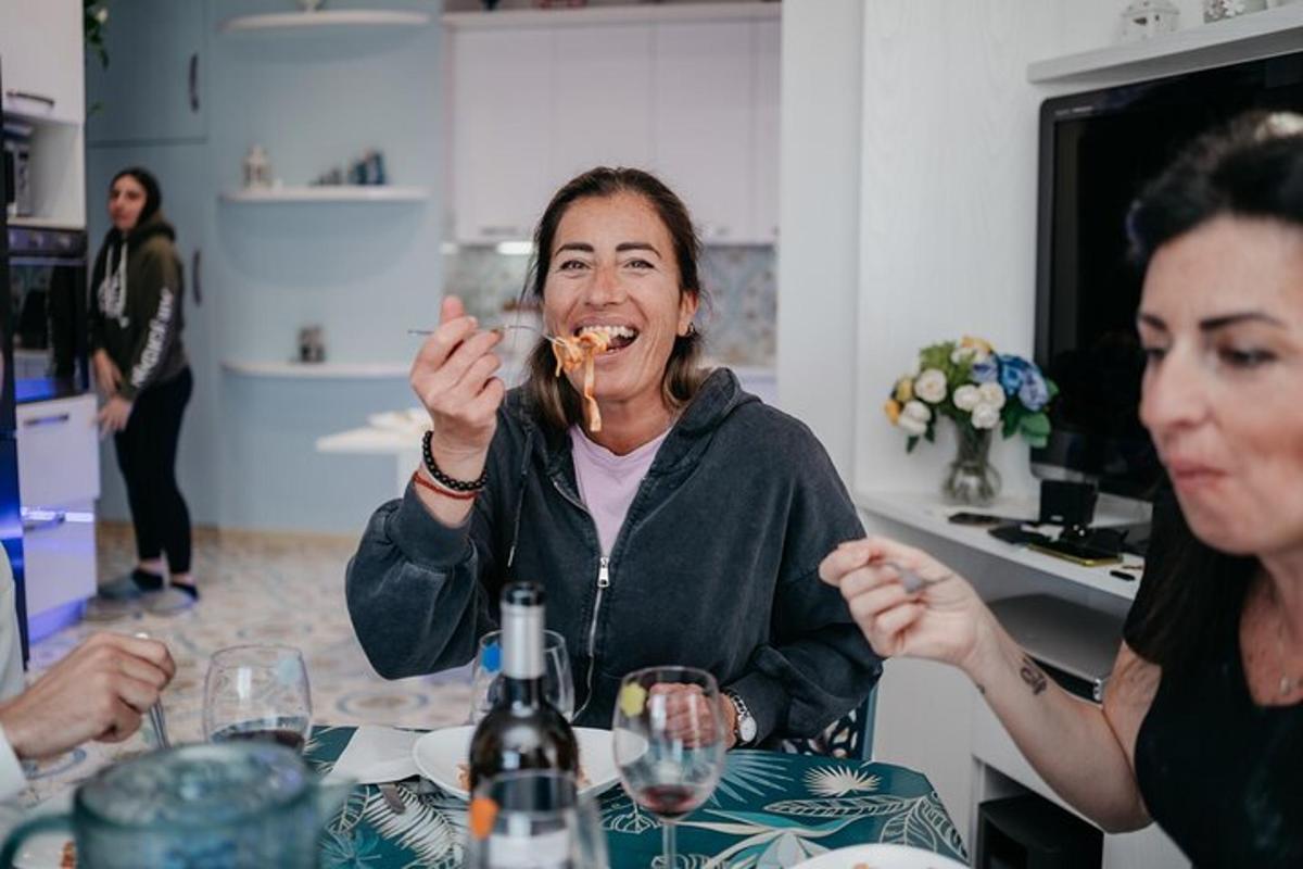 una dona asseguda a una taula menjant